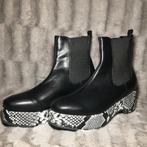 Urban Outfitters Size 6 Snakeskin Platform Boots